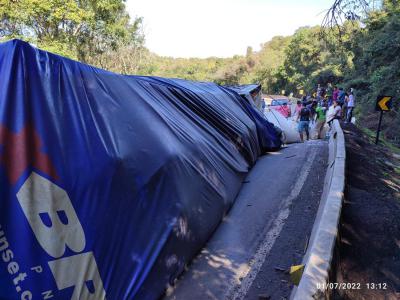 N. Laranjeiras: Carreta tomba na BR 277 e tem a carga saqueada.